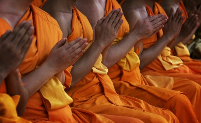 Будистки монаси по време на молитва