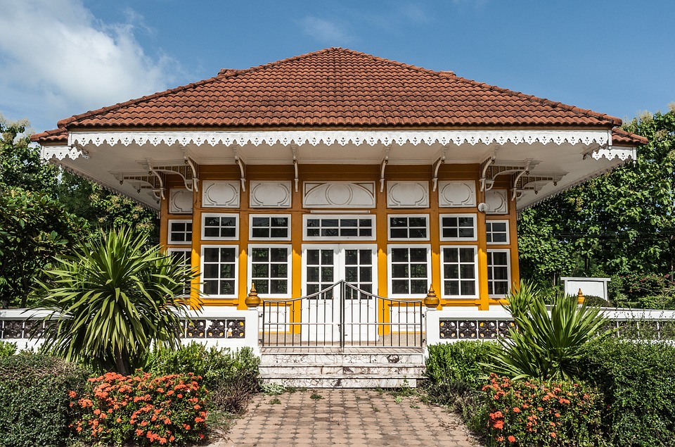 Фамилна тайландска къща с градина и голяма стъклена фасада