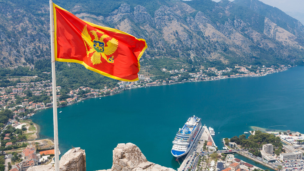 Над Черна гора кесията му се скъсала и всички природни