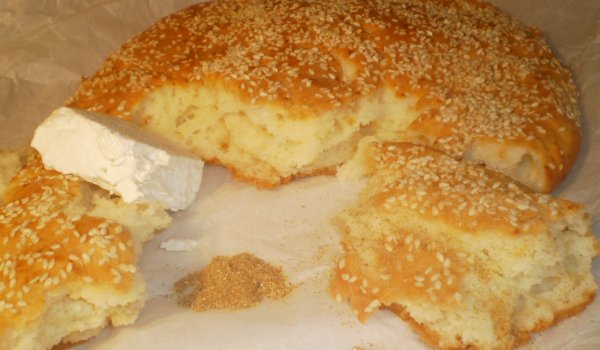 Гръцката содена питка се замесва с бакпулвер мляко яйца и