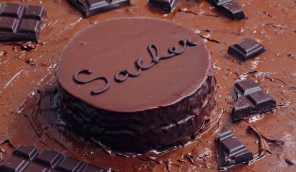Тортата Сахер изисква немалко време Предлагаме ви класическата рецепта за