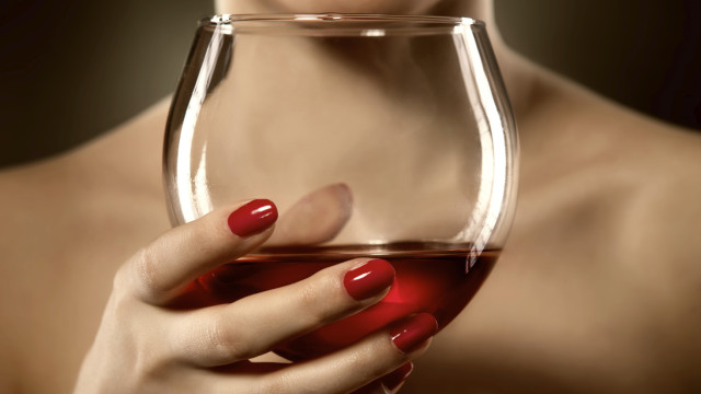 Женският алкохолизъм е бич на съвременното общество Освен психологически проблеми