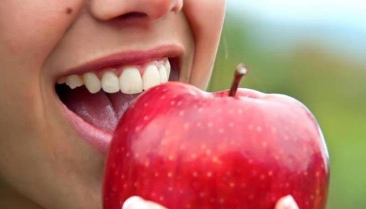 Ябълката е хранителен и вкусен плод Ядат я и възрастни