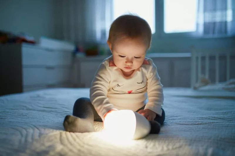 От първия ден на бебето е важно осветлението Приглушената светлина