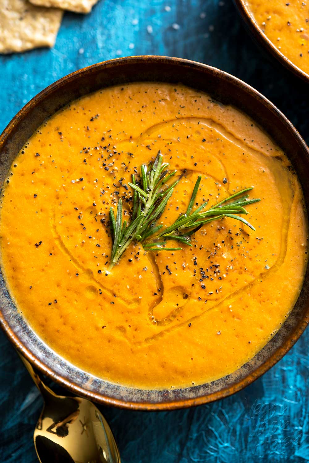 Супата е идеална вегани и вегетарианци
Тази доматена супа е прекрасна