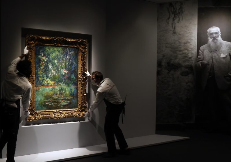 Картина с водни лилии на френския импресионист Клод Моне беше