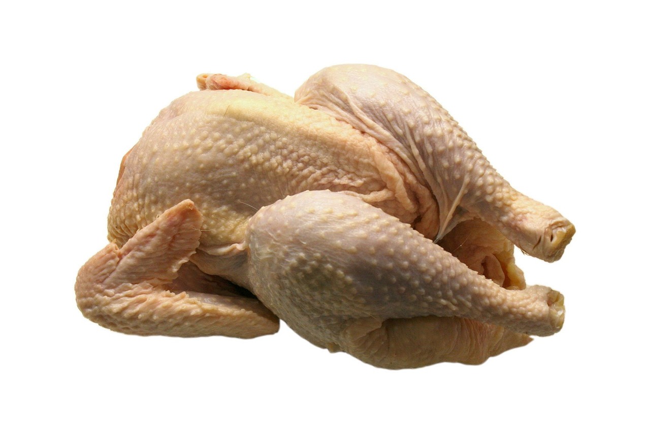 Има твърдения че яденето на пилешка кожа е вредно поради 